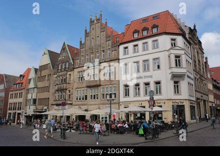 Münster, Deutschland - 9. September 2020: Historische Gebäude und Fußgängerzone in Münster, Menschen auf der Straße. Deutschland, Europa. Stockfoto