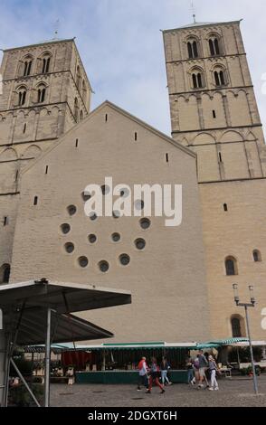 Münster, 9. September 2020: Vor dem mittelalterlichen Paulusdom findet ein Markt statt. Deutschland, Europa, Stockfoto