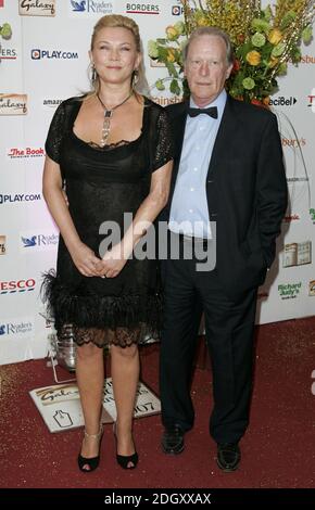 Amanda Redman und Dennis Waterman kommen am 28. März 2007 bei den Galaxy Book of the Year Awards 2007 im Grosvenor House Hotel, London an. Stockfoto