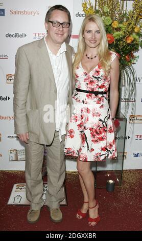 VIC Reeves und seine Frau Nancy Sorrell kommen am 28. März 2007 bei den Galaxy Book of the Year Awards 2007, The Grosvenor House Hotel, London an. Stockfoto