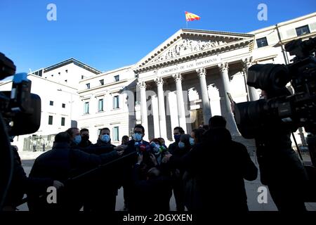 Madrid, Spanien; 09/12/2020.- der Abgeordnete des Volkswill von Winston Flores die venezolanischen Abgeordneten im spanischen Exil berichten den Vertretern der wichtigsten spanischen politischen Parteien im Abgeordnetenkongreß über die Beobachtung der venezolanischen Wahlen, die sie für betrügerisch halten, am 6. Dezember 2020. Und eine formelle Einladung zur Begleitung der Beendigung des Konsultationsprozesses der Volksbefragung, der weltweit vom 7. Dezember letzten Jahres bis zum 12. Dezember 2020 durchgeführt wird, und sie bekräftigen, dass "die Enthaltung allein nicht ausreicht, um das Regime von Nicolas Maduro abzulehnen", was vor kurzem gewählt wurde Stockfoto