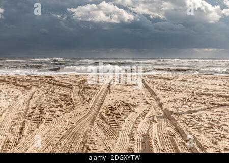 Raue Brandung an einem Wainscott Ocean Beach in Wainscott, NY Stockfoto