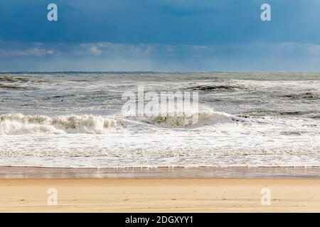 Raue Brandung an einem Wainscott Ocean Beach in Wainscott, NY Stockfoto