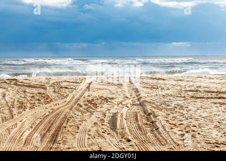 Raue Brandung an einem Wainscott Ocean Beach in Wainscott, NY Stockfoto