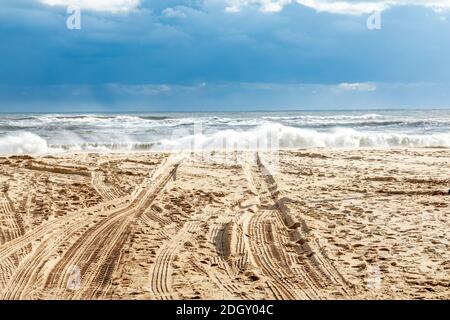 Raue Brandung an einem Wainscott Ocean Beach in Wainscott, NY Stockfoto