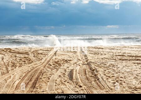 Raue Brandung an einem Wainscott Ocean Beach in Wainscott, NY Stockfoto