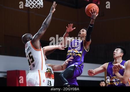 (201209) -- ZHUJI, 9. Dezember 2020 (Xinhua) -- Joe Young (C) von Beijing Royal Fighters geht für ein Lay-up während der 16. Runde Spiel zwischen Jilin Northeast Tigers und Beijing Royal Fighters bei der Saison 2020-2021 der Chinese Basketball Association (CBA) Liga in Zhuji, Ost-Chinas Zhejiang Provinz, 9. Dezember 2020. (Xinhua/Xu Yu) Stockfoto