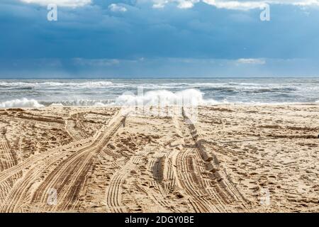 Raue Brandung an einem Wainscott Ocean Beach in Wainscott, NY Stockfoto