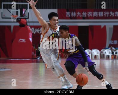 (201209) -- ZHUJI, 9. Dezember 2020 (Xinhua) -- Joe Young (R) von Beijing Royal Fighters bricht durch während der 16. Runde Spiel zwischen Jilin Northeast Tigers und Beijing Royal Fighters bei der Saison 2020-2021 der Chinese Basketball Association (CBA) Liga in Zhuji, Ost-Chinas Zhejiang Provinz, 9. Dezember 2020. (Xinhua/Xu Yu) Stockfoto