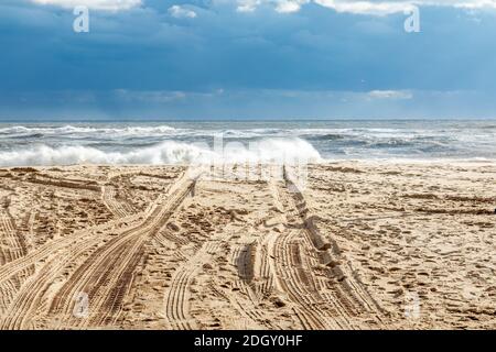 Raue Brandung an einem Wainscott Ocean Beach in Wainscott, NY Stockfoto