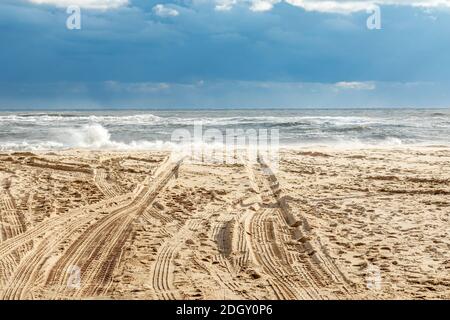 Raue Brandung an einem Wainscott Ocean Beach in Wainscott, NY Stockfoto