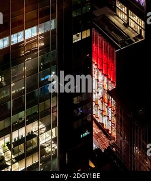 Nachtbild von Nordstrom in der 57th Street und Umgebung, NYC Stockfoto