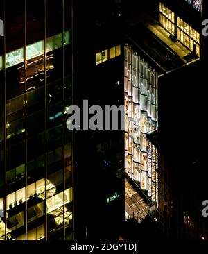 Nachtbild von Nordstrom in der 57th Street und Umgebung, NYC Stockfoto