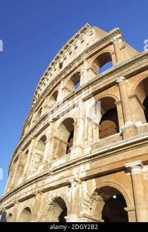 Teil des Kolosseums von Rom am blauen Himmel. Vertikales Bild Stockfoto