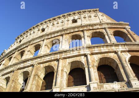 Teil des Kolosseums am blauen Himmel in Rom, Italien, Europa. Stockfoto