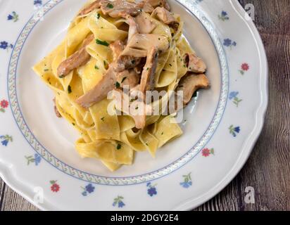 Pappardelle mit Steinpilzen Stockfoto