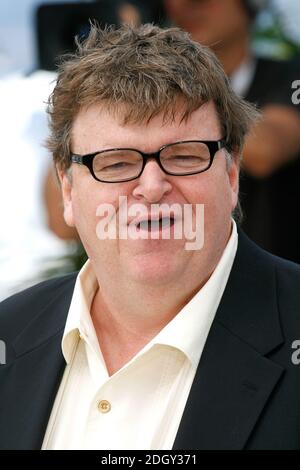 Michael Moore während einer Fotoschau für seinen neuen Film Sicko im Palais De Festival während der 60. Internationalen Filmfestspiele von Cannes in Frankreich. Bild Datum Samstag, 19. Mai 2007. Foto von Doug Peters/EMPICS Entertainment Stockfoto