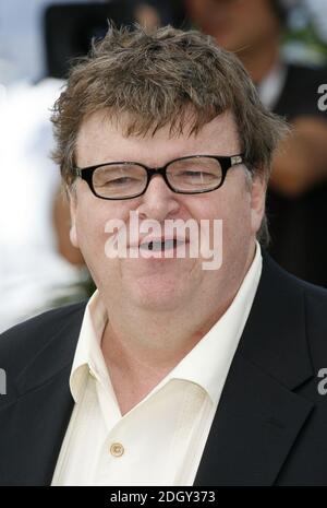 Michael Moore während einer Fotoschau für seinen neuen Film Sicko im Palais De Festival während der 60. Internationalen Filmfestspiele von Cannes in Frankreich. Bild Datum Samstag, 19. Mai 2007. Foto von Doug Peters/EMPICS Entertainment Stockfoto