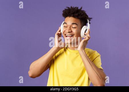 Nahaufnahme Porträt von sorglosen, jungen optimistischen Mann mit Angst, Augen schließen und lächeln erfreut, als hören zu awesome neuen Song fav Stockfoto