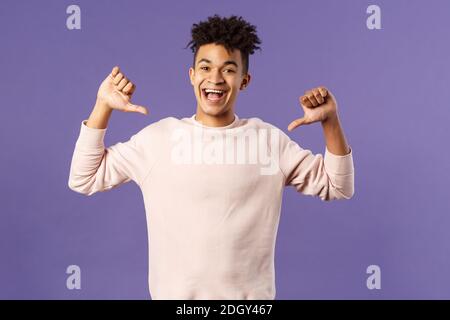 Porträt von selbstbewussten jungen optimistischen Mann, lächelnd prahlend, prahlerisch über eigene Leistungen, zeigen sich mit Stolz Stockfoto