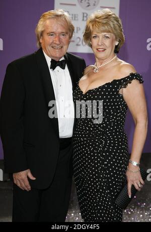 Coronation Street Actor Bill Roache und seine Frau kommen am 26/05/2007 im BBC Television Centre, West London, zu den British Soap Awards 2007 an. Stockfoto