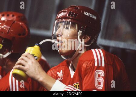 Uwe KRUPP, Deutschland, Eishockeyspieler, auf der Reservebank, Getränke aus der Flasche, Portrait, portrÃ t, Portrait, ausgeschnittenes Einzelbild, Einzelmotiv, im Trikot der deutschen Eishockeynationalmannschaft, undatierte Aufnahme, weltweite Nutzung Stockfoto