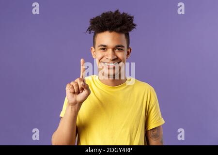 Nahaufnahme Porträt von lustigen jungen Teenager, Kerl Kommissionierung Nase zeigt Zeigefinger und kichern, würgen über seinen eigenen Witz, sein na Stockfoto