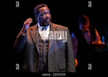 Wendell Pierce tritt in Death of a Salesman, Piccadilly Theatre, West End, London auf der Bühne auf. Bildnachweis sollte lauten: Doug Peters/EMPICS Stockfoto