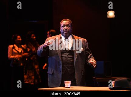 Wendell Pierce tritt in Death of a Salesman, Piccadilly Theatre, West End, London auf der Bühne auf. Bildnachweis sollte lauten: Doug Peters/EMPICS Stockfoto