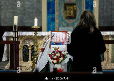 Algier, Algerien. Dezember 2020. Vor dem Sarg des verstorbenen französisch-algerischen Erzbischofs Henri Teissier während seines Trauerdienstes in der Kathedrale Notre Dame d'Afrique zollt eine Frau ihren Respekt. Teissier ist im Alter von 91 Jahren nach einem Schlaganfall in Lyon gestorben. Quelle: Farouk Batiche/dpa/Alamy Live News Stockfoto