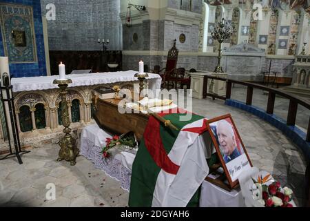 Algier, Algerien. Dezember 2020. Der Sarg des verstorbenen französisch-algerischen Erzbischofs Henri Teissier ist während seines Trauerdienstes in der Kathedrale Notre Dame d'Afrique abgebildet. Teissier ist im Alter von 91 Jahren nach einem Schlaganfall in Lyon gestorben. Quelle: Farouk Batiche/dpa/Alamy Live News Stockfoto