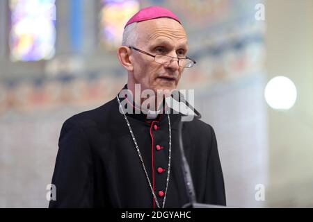 Algier, Algerien. Dezember 2020. Erzbischof Paul Desfarges von der römisch-katholischen Erzdiözese Algier, leitet die Trauermesse des verstorbenen französisch-algerischen Erzbischofs Henri Teissier in der Kathedrale Notre Dame d'Afrique. Teissier ist im Alter von 91 Jahren nach einem Schlaganfall in Lyon gestorben. Quelle: Farouk Batiche/dpa/Alamy Live News Stockfoto