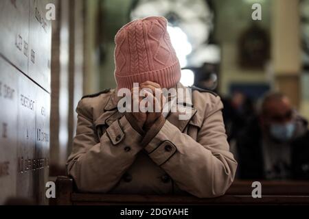 Algier, Algerien. Dezember 2020. Eine Frau betet während des Trauerdienstes des verstorbenen französisch-algerischen Erzbischofs Henri Teissier in der Kathedrale Notre Dame d'Afrique. Teissier ist im Alter von 91 Jahren nach einem Schlaganfall in Lyon gestorben. Quelle: Farouk Batiche/dpa/Alamy Live News Stockfoto