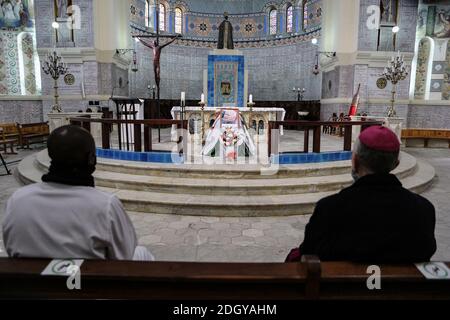 Algier, Algerien. Dezember 2020. Kleriker nehmen an der Trauerfeier des verstorbenen französisch-algerischen Erzbischofs Henri Teissier in der Kathedrale Notre Dame d'Afrique Teil. Teissier ist im Alter von 91 Jahren nach einem Schlaganfall in Lyon gestorben. Quelle: Farouk Batiche/dpa/Alamy Live News Stockfoto