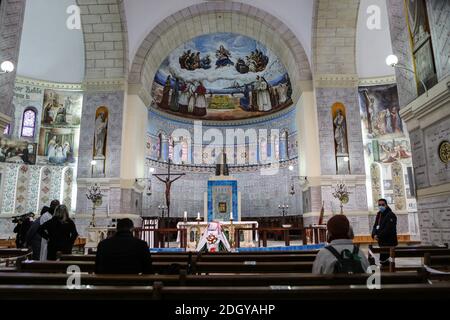 Algier, Algerien. Dezember 2020. Die Menschen besuchen den Trauerdienst des verstorbenen französisch-algerischen Erzbischofs Henri Teissier in der Kathedrale Notre Dame d'Afrique. Teissier ist im Alter von 91 Jahren nach einem Schlaganfall in Lyon gestorben. Quelle: Farouk Batiche/dpa/Alamy Live News Stockfoto