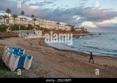 Senda Litoral, mit Strandbar an der Strandpromenade, verbindet die Strände der Costa del Sol in La Cala de Mijas, Andalusien, Spanien. Stockfoto