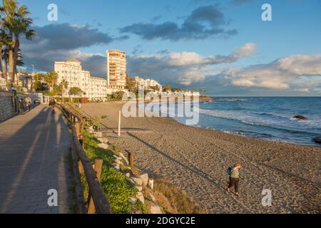 Holzsteg, Senda Litoral, Strandpromenade, Verbindungsstrände der Costa del Sol in La Cala de Mijas, Andalusien, Spanien. Stockfoto