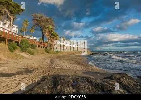 Holzsteg, Senda Litoral, Strandpromenade, Verbindungsstrände der Costa del Sol in La Cala de Mijas, Andalusien, Spanien. Stockfoto