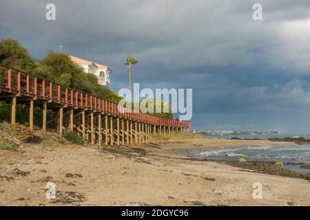 Holzsteg, Senda Litoral, Strandpromenade, Verbindungsstrände der Costa del Sol in La Cala de Mijas, Andalusien, Spanien. Stockfoto