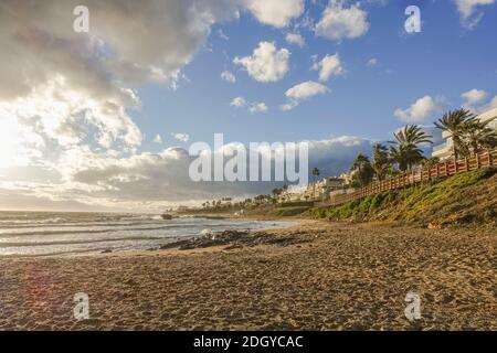 Holzsteg, Senda Litoral, Strandpromenade, Verbindungsstrände der Costa del Sol in La Cala de Mijas, Andalusien, Spanien. Stockfoto