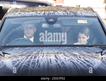 Der Herzog von Cambridge und Prinz George bei der Ankunft in der Queen's Christmas Lunch, Buckingham Palace, London. Stockfoto