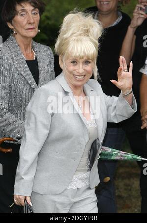 Barbara Windsor und June Brown kommen bei der Beerdigung von Mike Reid an, die in der Little Easton Parish Church in Essex stattfand. Der 67-Jährige starb letzten Monat an einem Herzinfarkt in Spanien. Stockfoto