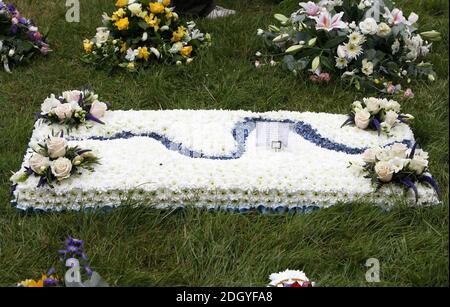 EastEnders florale Hommage an die Beerdigung von Mike Reid, die in der Little Easton Parish Church in Essex stattfand. Der 67-Jährige starb letzten Monat an einem Herzinfarkt in Spanien. Stockfoto