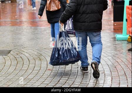 Szenen um Broad Street, Reading, Berkshire, der Tag nach Lockdown 2 endet, Donnerstag 3. Dezember 2020. Stockfoto