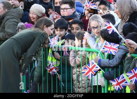 Die Herzogin von Cambridge trifft Mitglieder der Öffentlichkeit in Centenary Square, Bradford vor dem Rathaus. Bildnachweis sollte lauten: Doug Peters/EMPICS Stockfoto