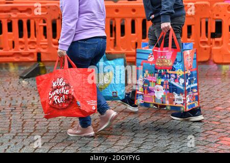 Szenen um Broad Street, Reading, Berkshire, der Tag nach Lockdown 2 endet, Donnerstag 3. Dezember 2020. Stockfoto