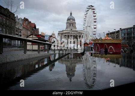 Ein Blick auf den Weihnachtsmarkt und Sehenswürdigkeiten am Old Market Square, Nottingham, Mittwoch, 2. Dezember 2020. Stockfoto