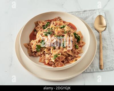 Farfelle und Hackfleisch ein Topf Pasta Gulasch Stockfoto