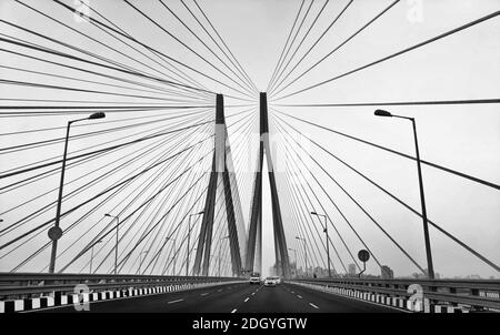 Nahaufnahme von Kabeln bei Bandra Worli Sea Link in Schwarz-weiß, Mumbai Stockfoto