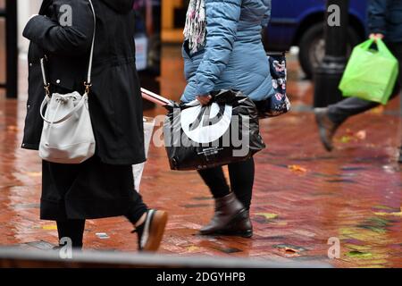 Szenen um Broad Street, Reading, Berkshire, der Tag nach Lockdown 2 endet, Donnerstag 3. Dezember 2020. Stockfoto